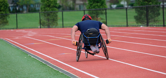 Cadeirante correndo em cadeira de rodas especial
