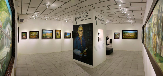 área interna do museu com quadros nas paredes
