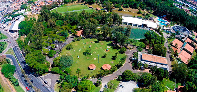 foto aérea do clube de campo com muitas árvores e gramados