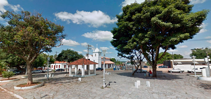 praça antiga com coreto, capela e árvores