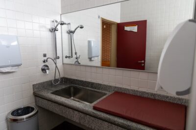 Bom pra ir com bebê: Lugares com fraldário ou trocador em Sorocaba banheiro familiar e trocador sesc sorocaba foto por mirella ghiraldi