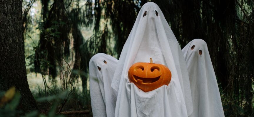 Família de evento de halloween usando fantasia de halloween na noite