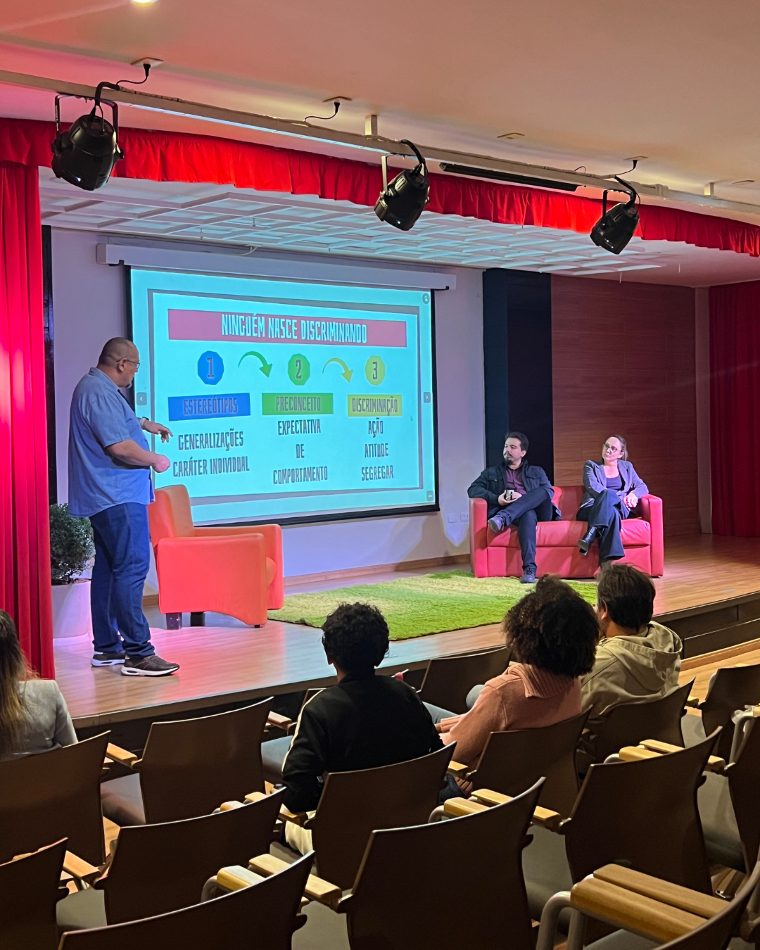 Antirracismo e a valorização da ancestralidade presentes no currículo anglo materia